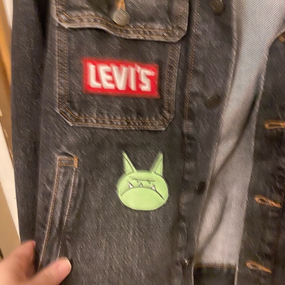 Levi's Dark Y2K  Trucker Jacket with Brown Collar and Custom Patches - Picture 4 of 8